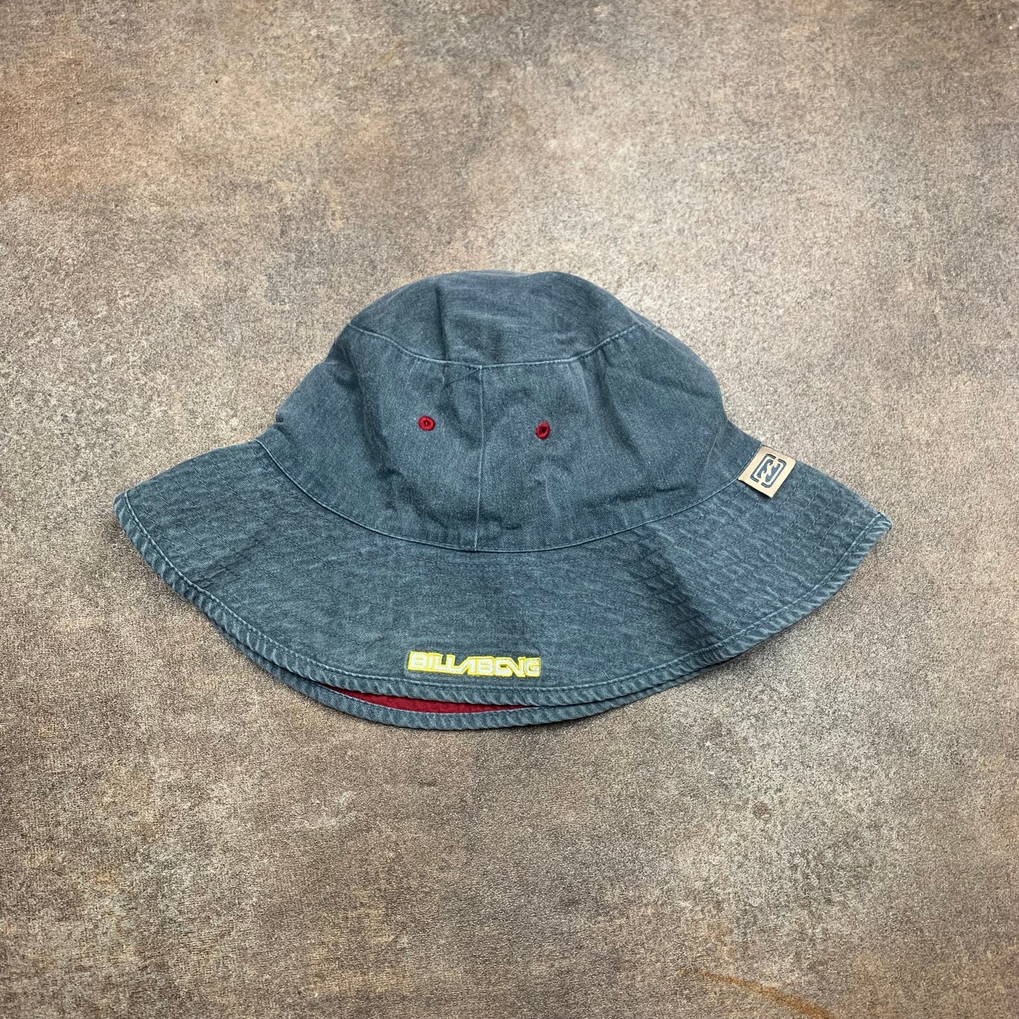 Billabong 00s reversible bucket hat