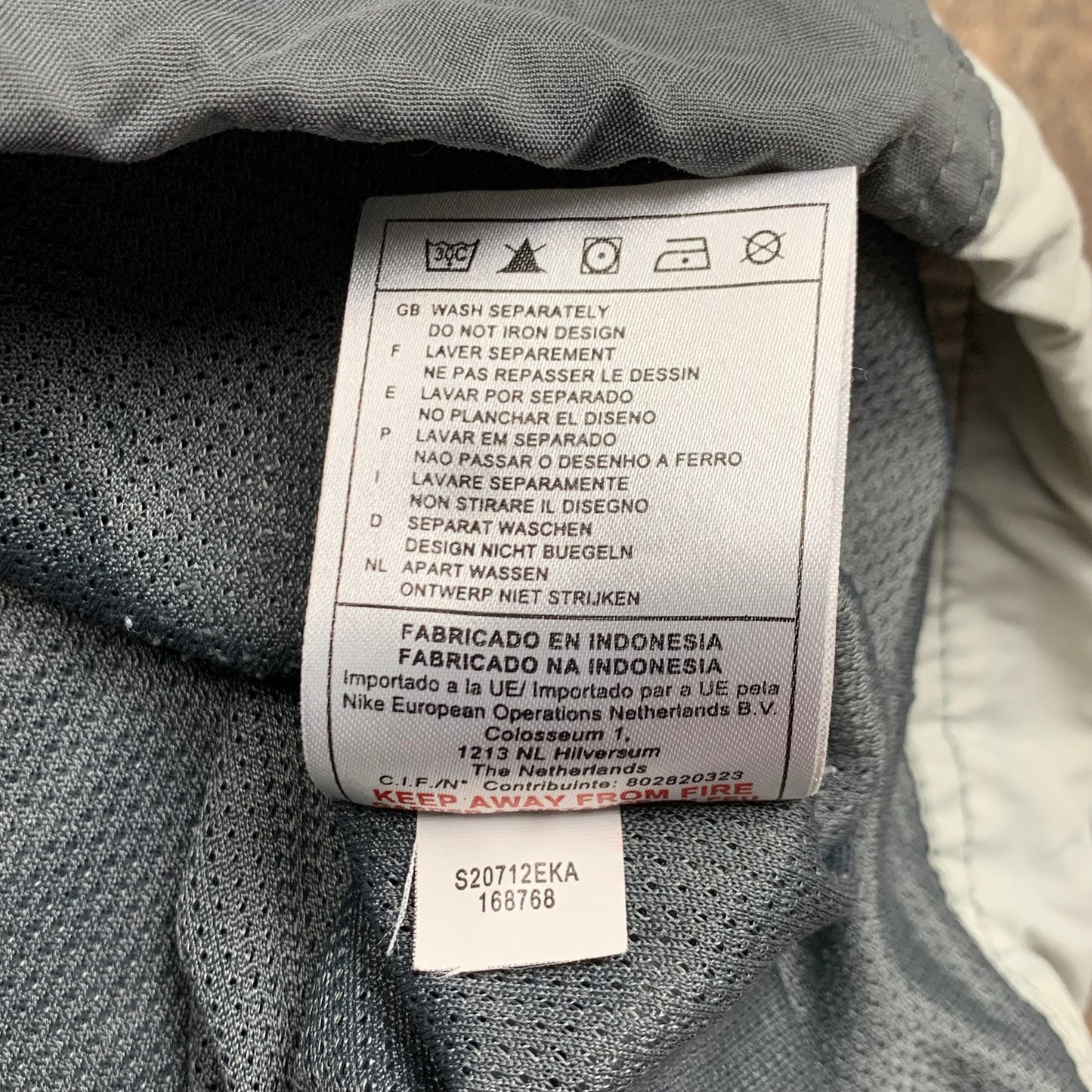 Nike 00s grey white utilised jacket