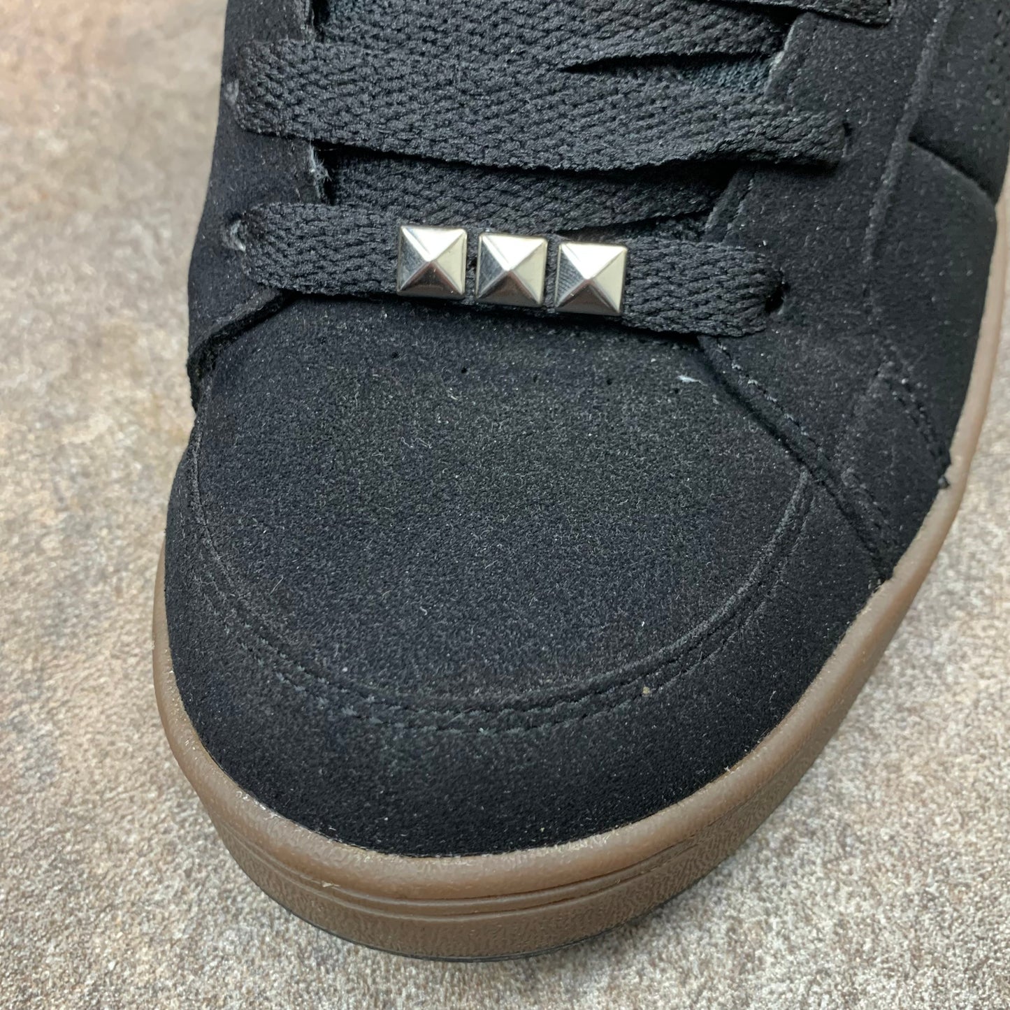 Etnies Kingpin black studded trainers