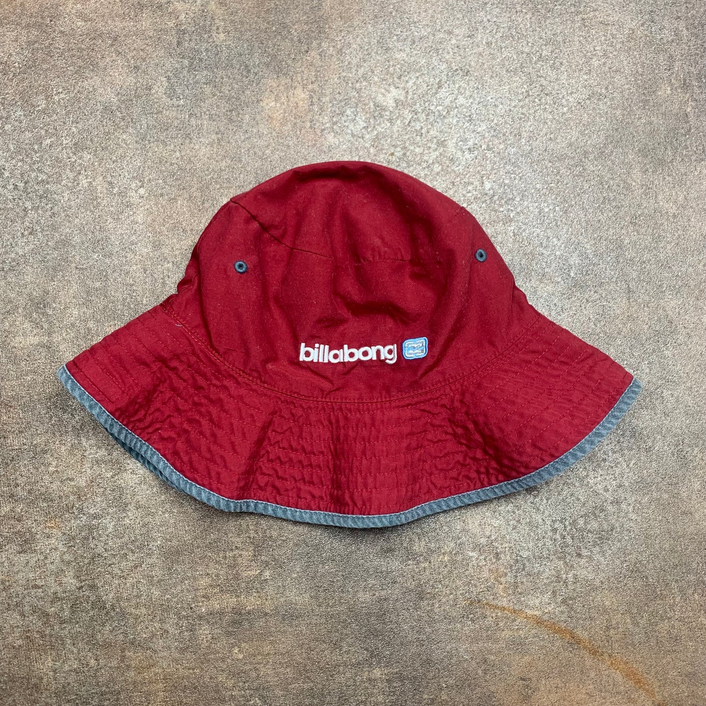 Billabong 00s reversible bucket hat