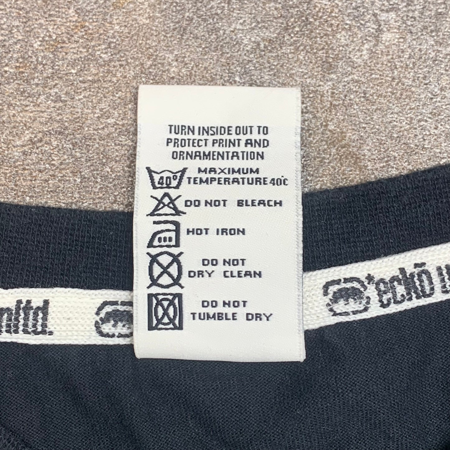Ecko Unltd. 00s black graphic tee