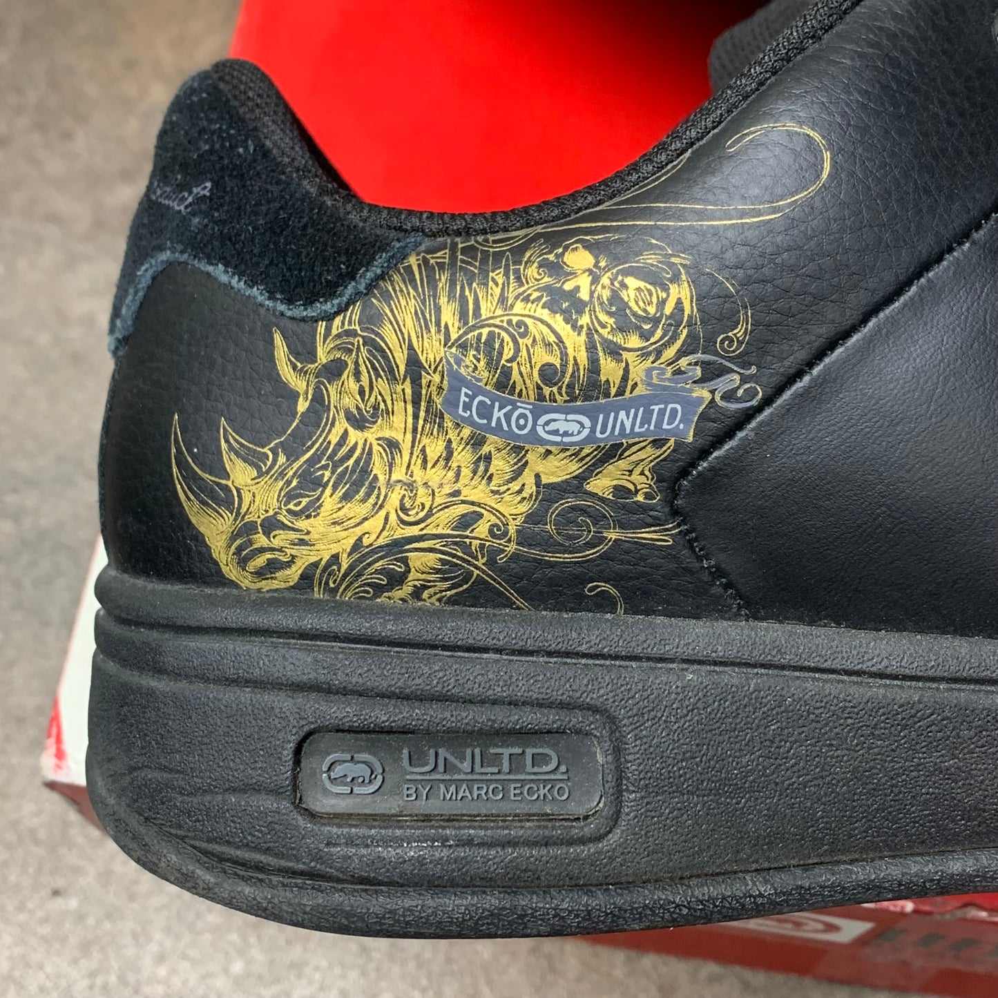 Ecko Unltd. 00s black gold trainers