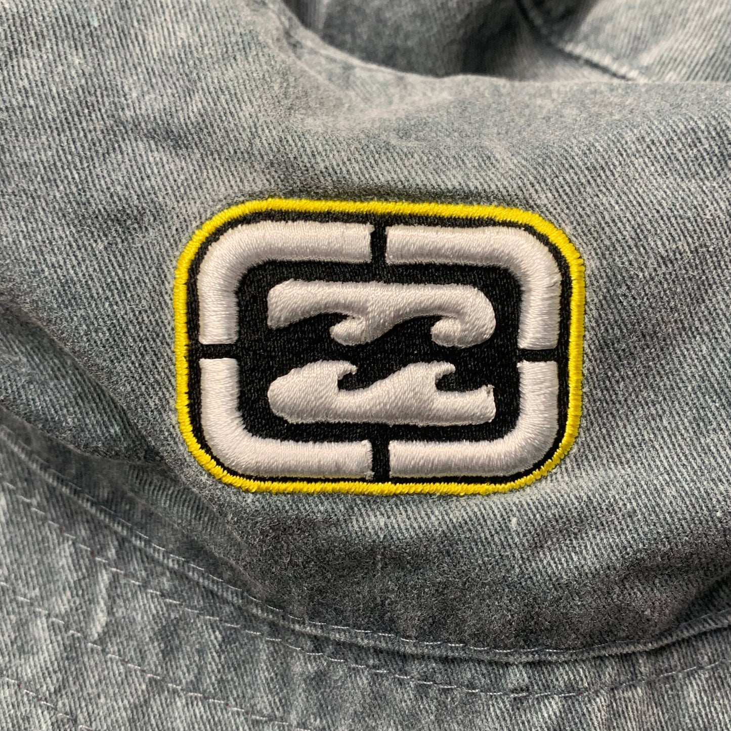 Billabong 00s reversible bucket hat