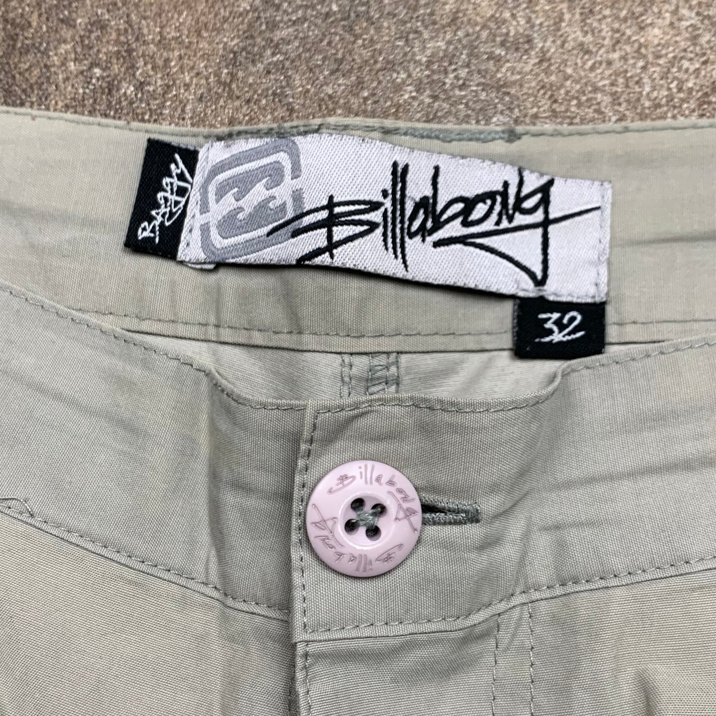 Billabong 00s cream baggy cargo shorts