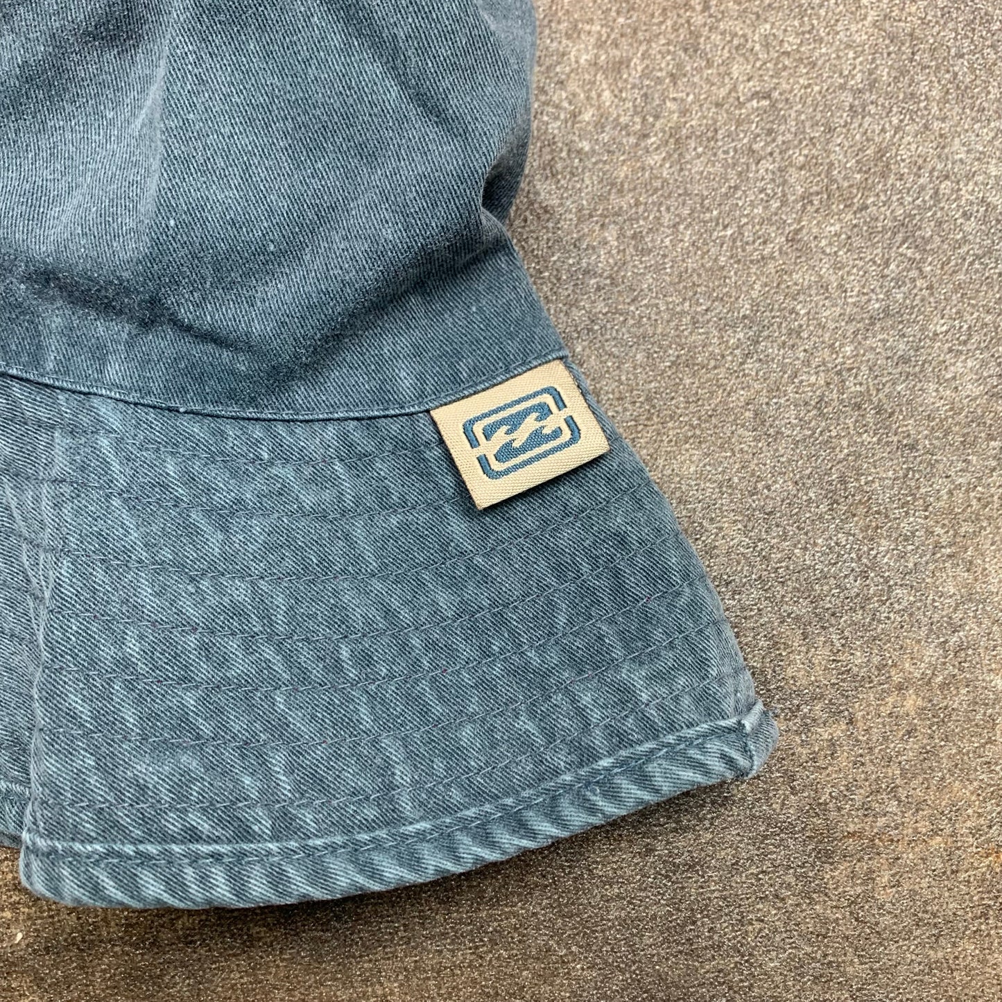 Billabong 00s reversible bucket hat