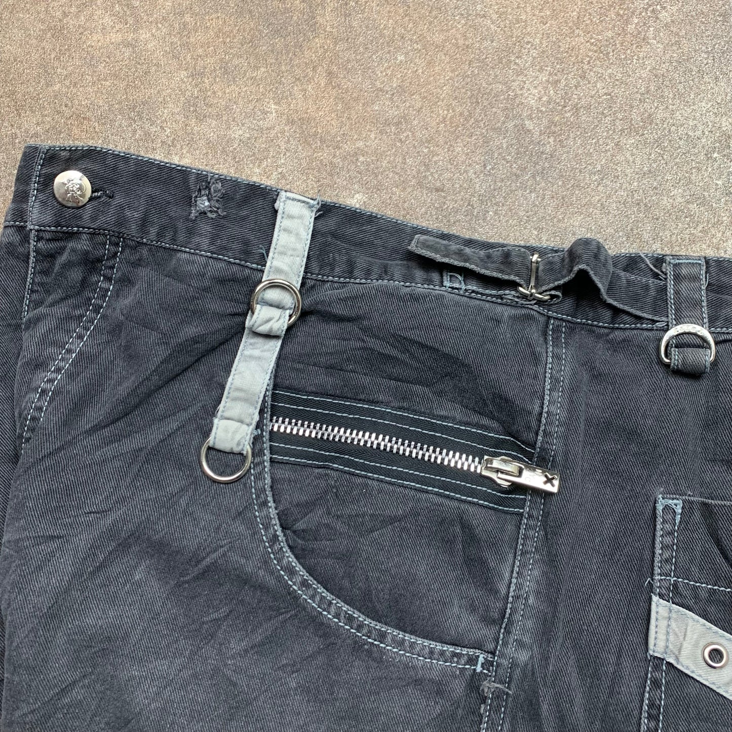 Tripp NYC 00s black baggy grunge cargo jorts