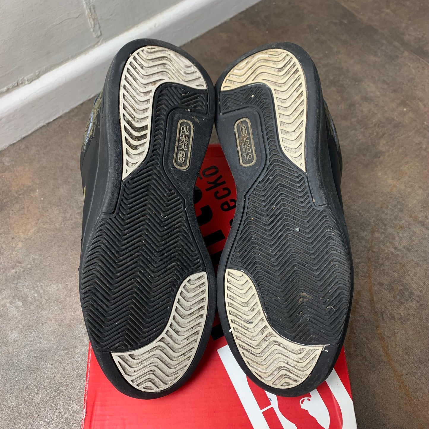 Ecko Unltd. 00s black gold trainers