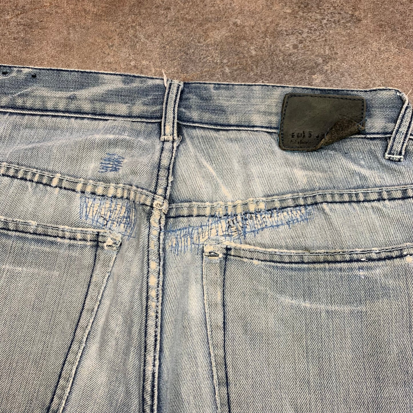 Ecko Unltd. 00s pale grey baggy graphic jorts