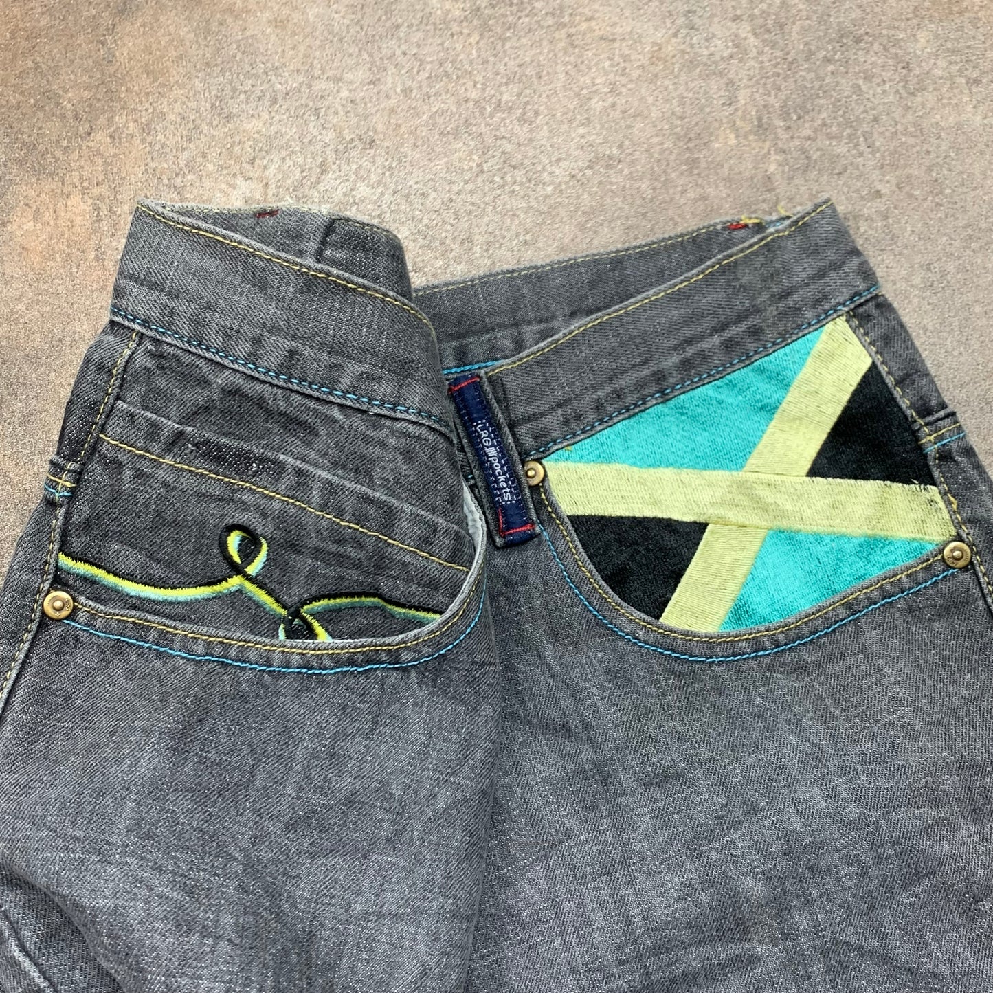 Ln geans 00s black graphic baggy jorts