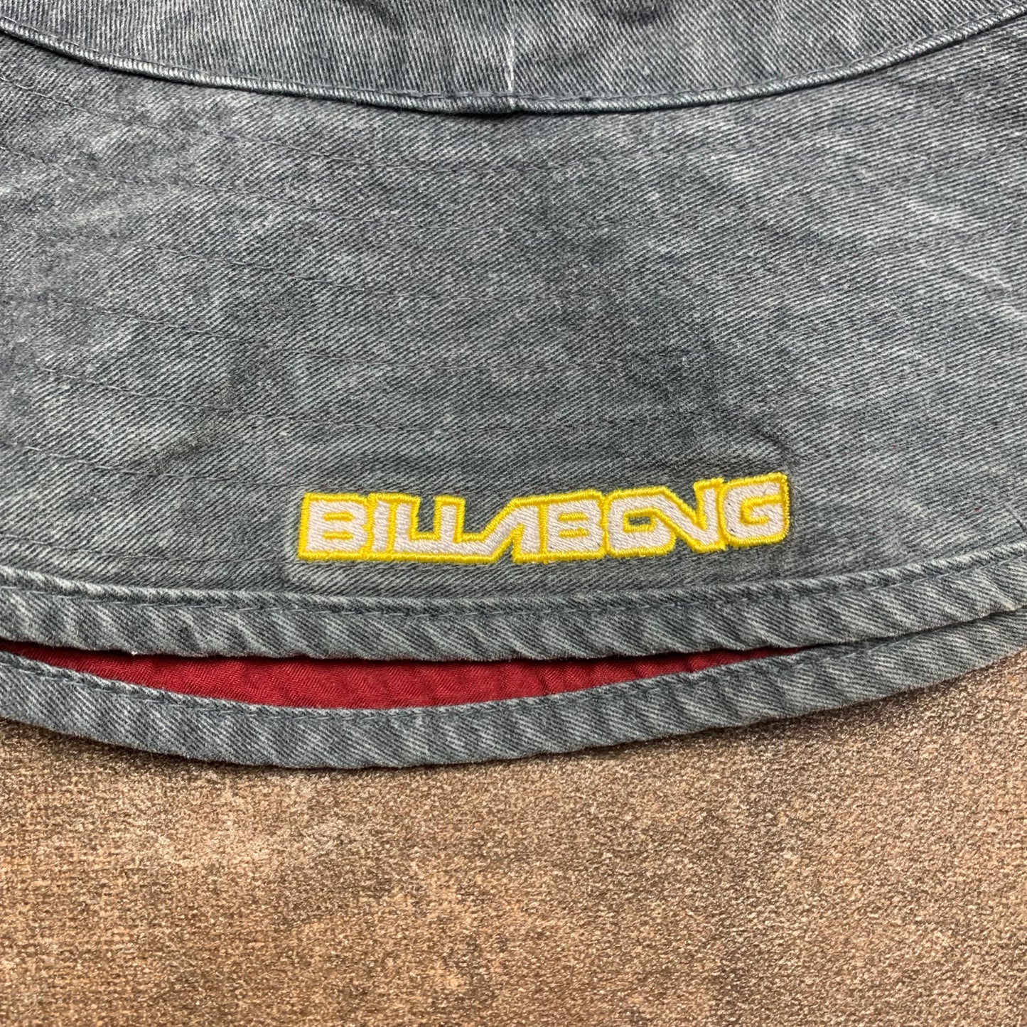 Billabong 00s reversible bucket hat