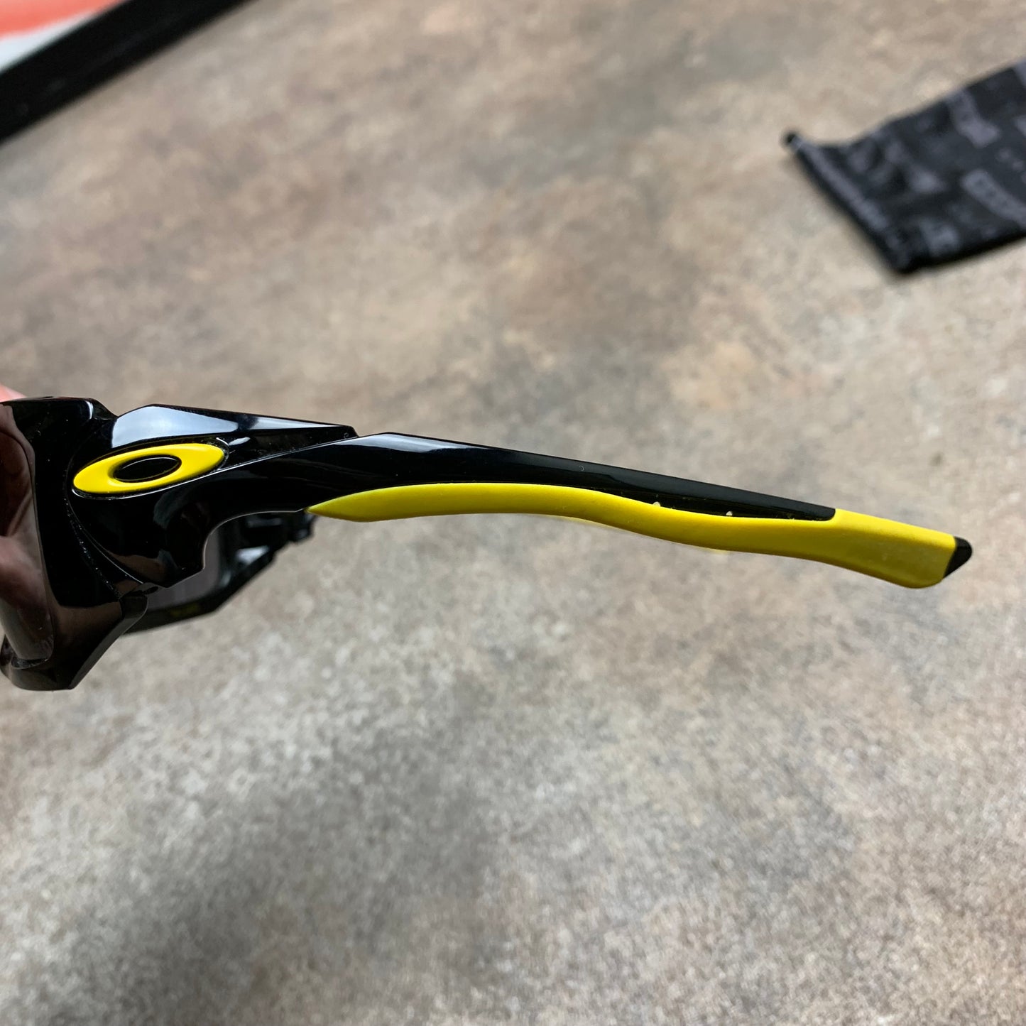 Oakley 00s Livestrong Scalpel sunglasses