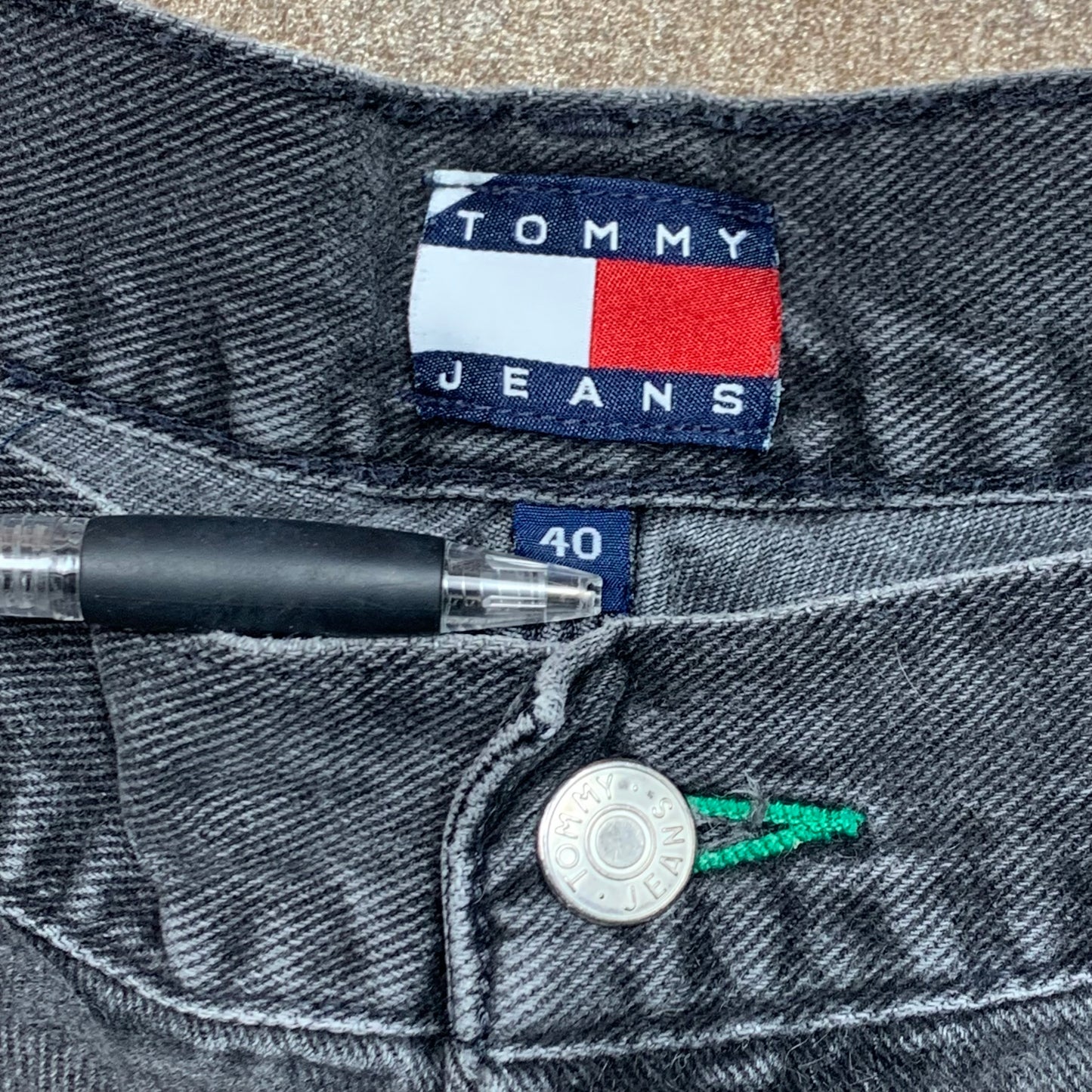Tommy Hilfiger 00s black baggy carpenter jorts