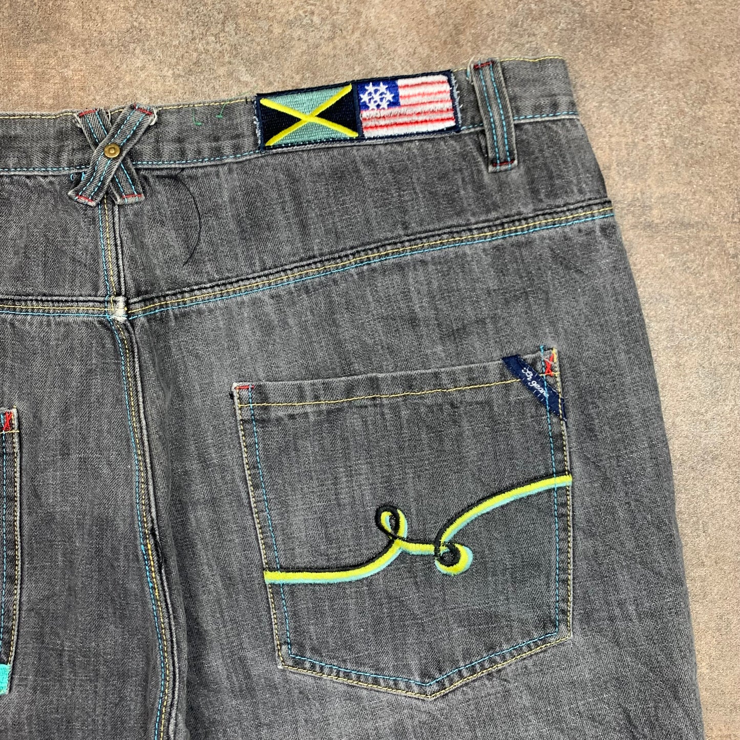Ln geans 00s black graphic baggy jorts