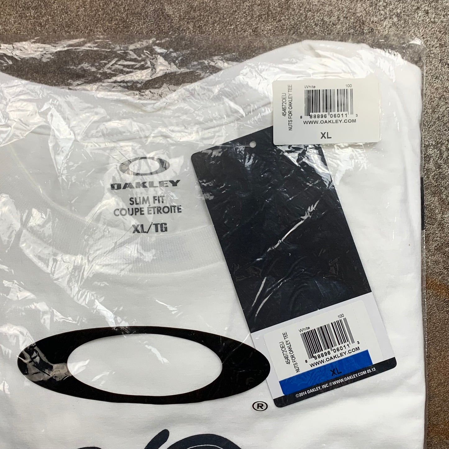 Oakley 00s acorn nut white black graphic tee