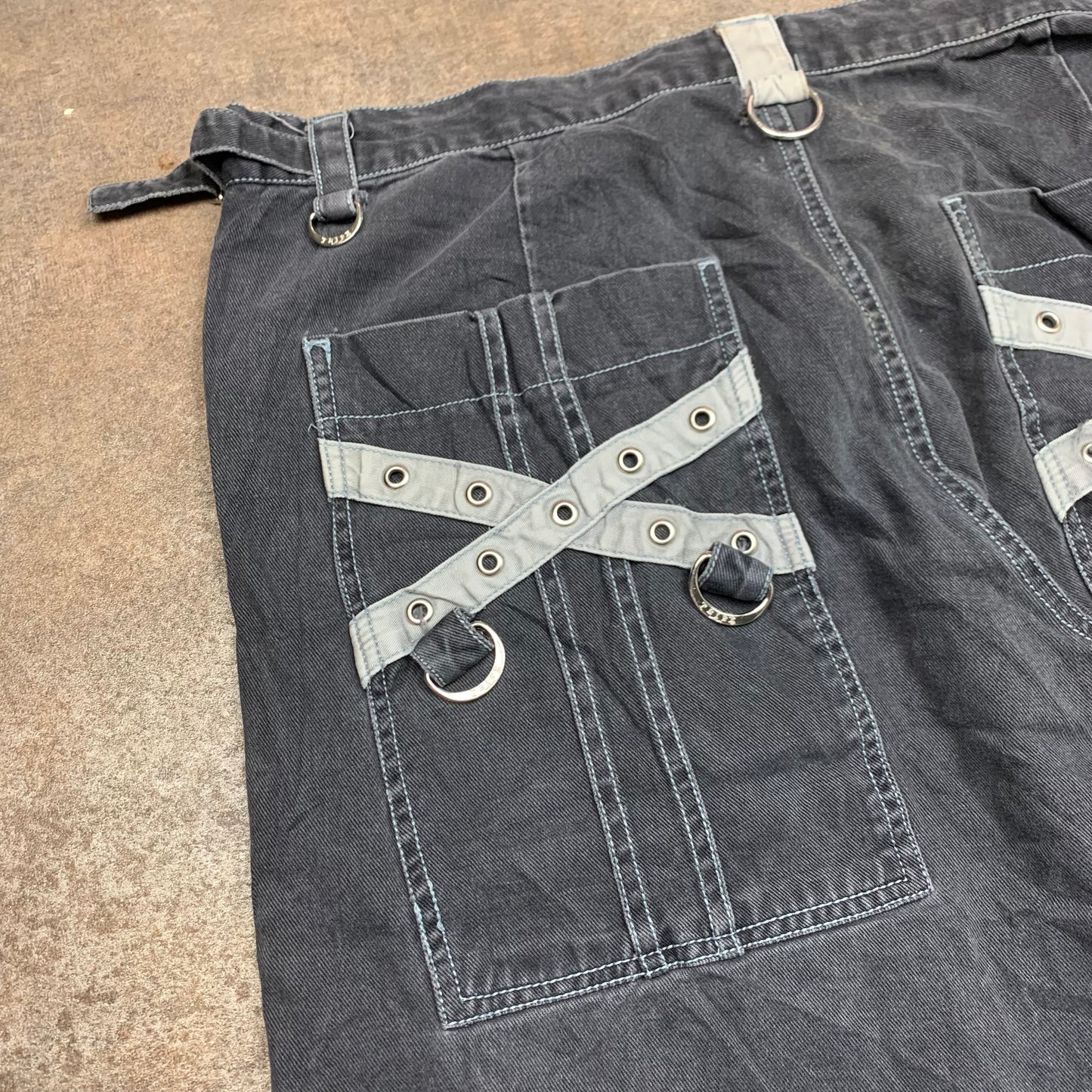 Tripp NYC 00s black baggy grunge cargo jorts