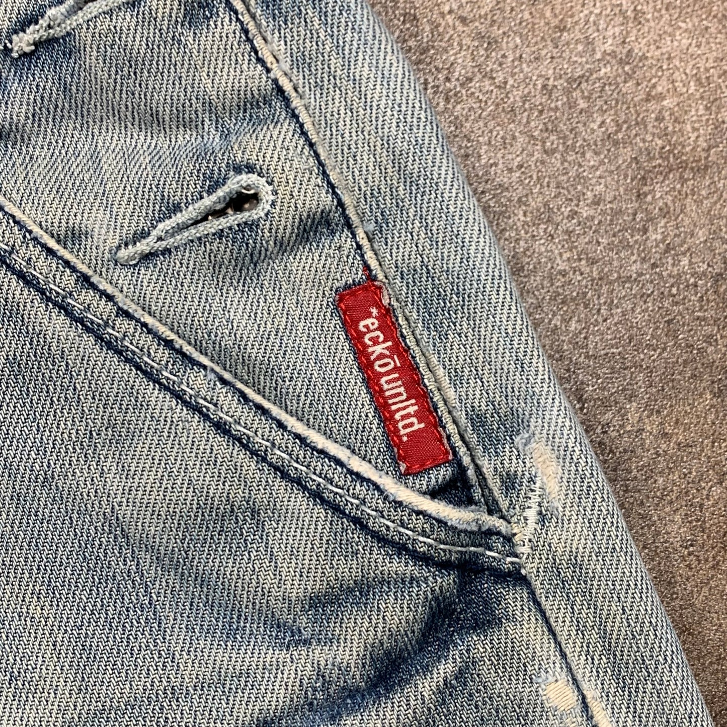 Ecko Unltd. 00s pale grey baggy graphic jorts