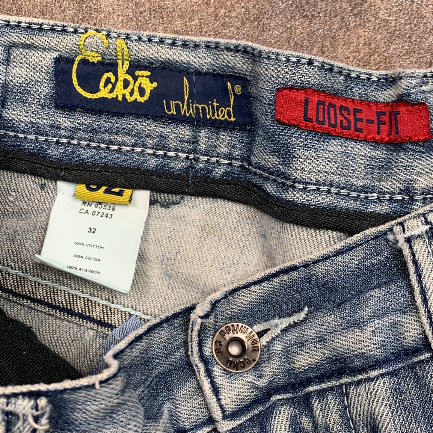 Ecko Unltd. 00s pale grey baggy graphic jorts