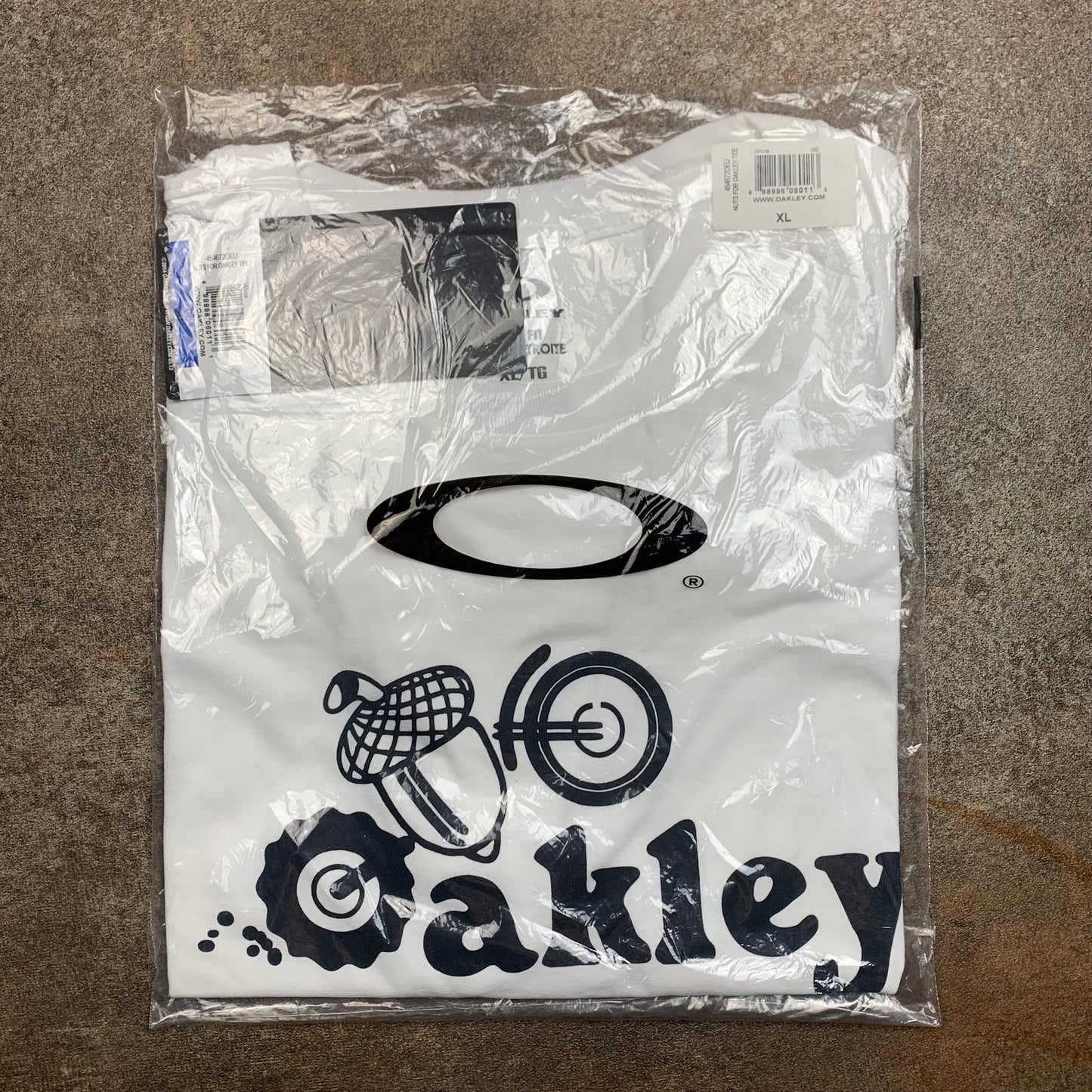 Oakley 00s acorn nut white black graphic tee