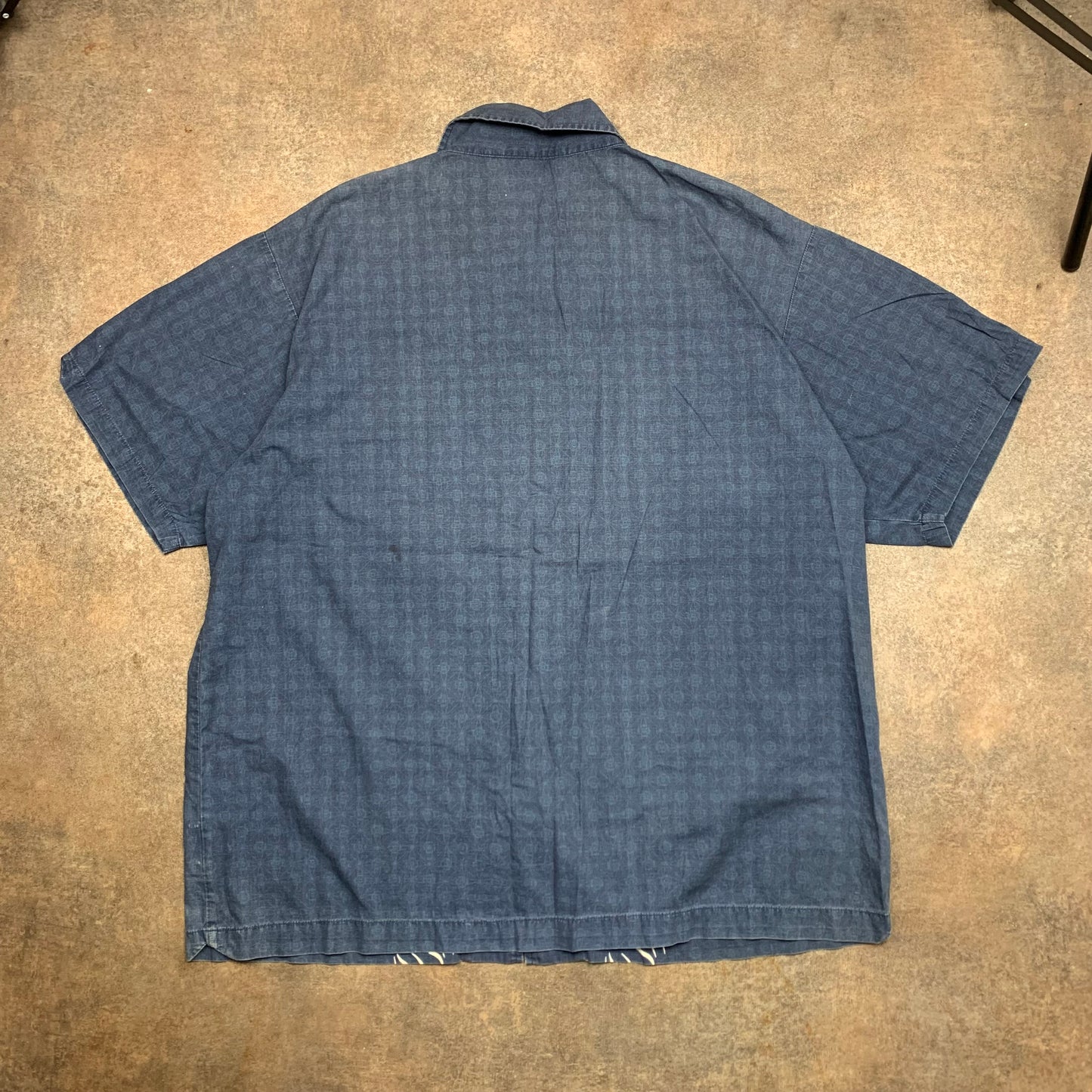 Animal 90s navy white graphic shirt