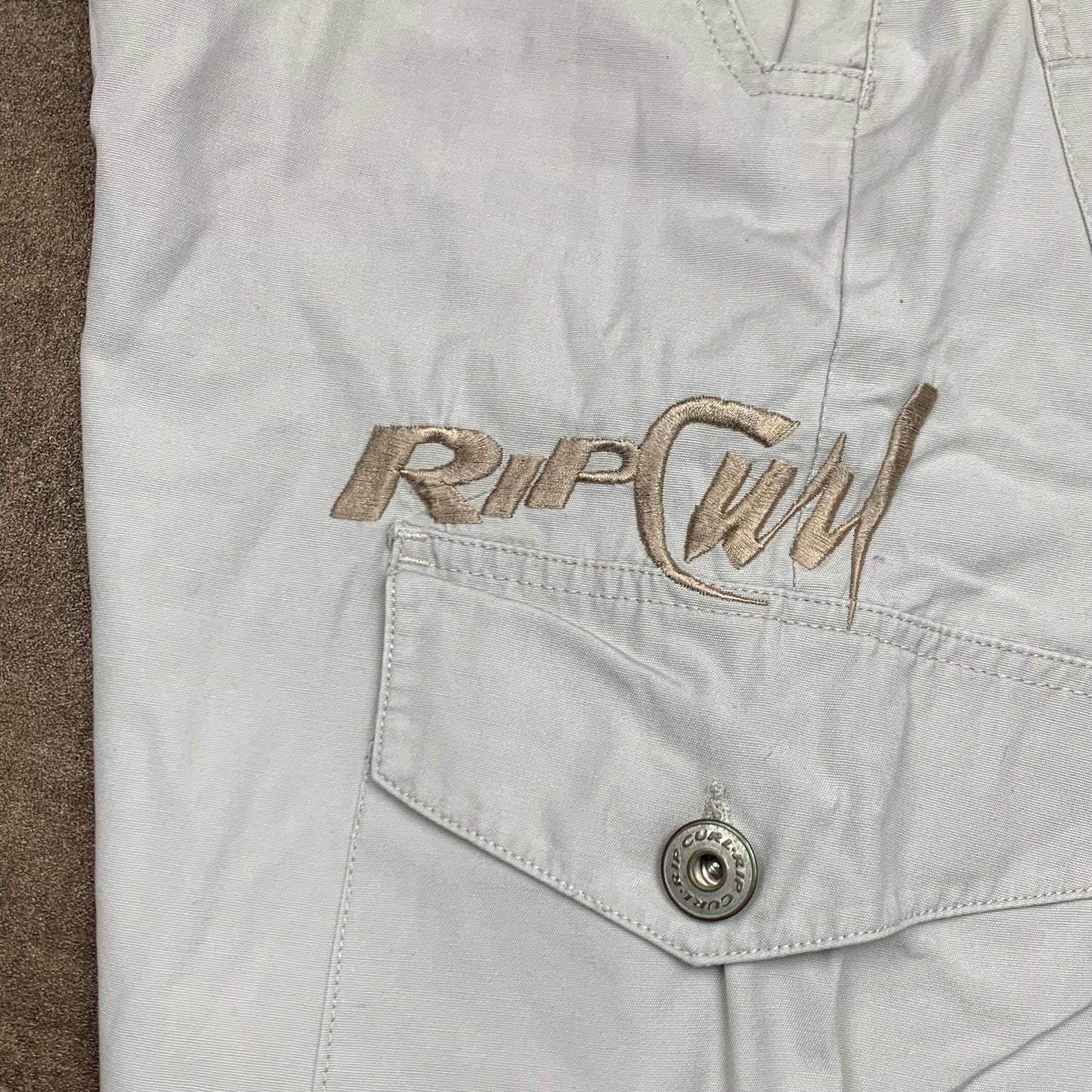 Rip Curl 00s cream graphic baggy cargo jorts