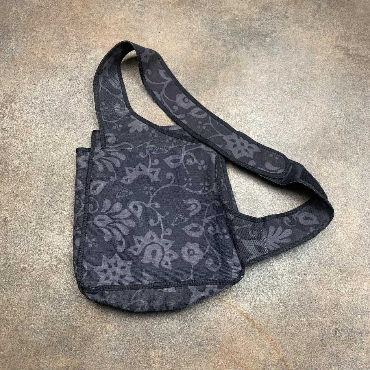 Quiksilver 90s floral black grey sling bag