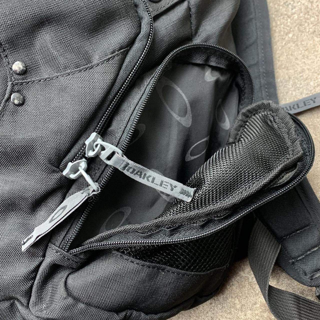 Oakley 00s Planet Pack black backpack