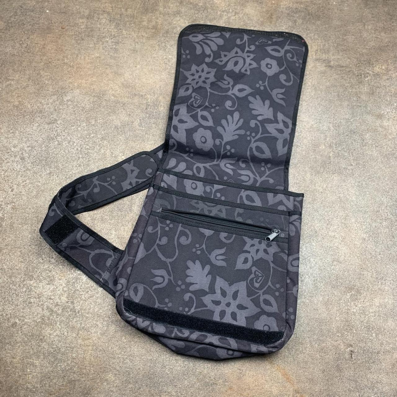 Quiksilver 90s floral black grey sling bag