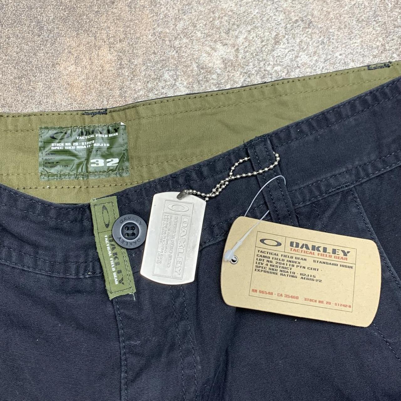 Oakley 00s black baggy graphic cargo jorts