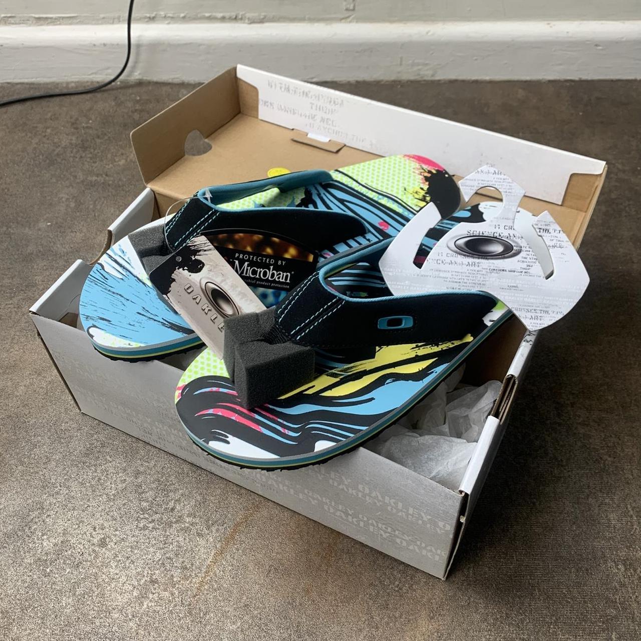 Oakley 00s Canvas graphic flip flops