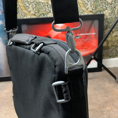 Oakley 00s technical messenger bag