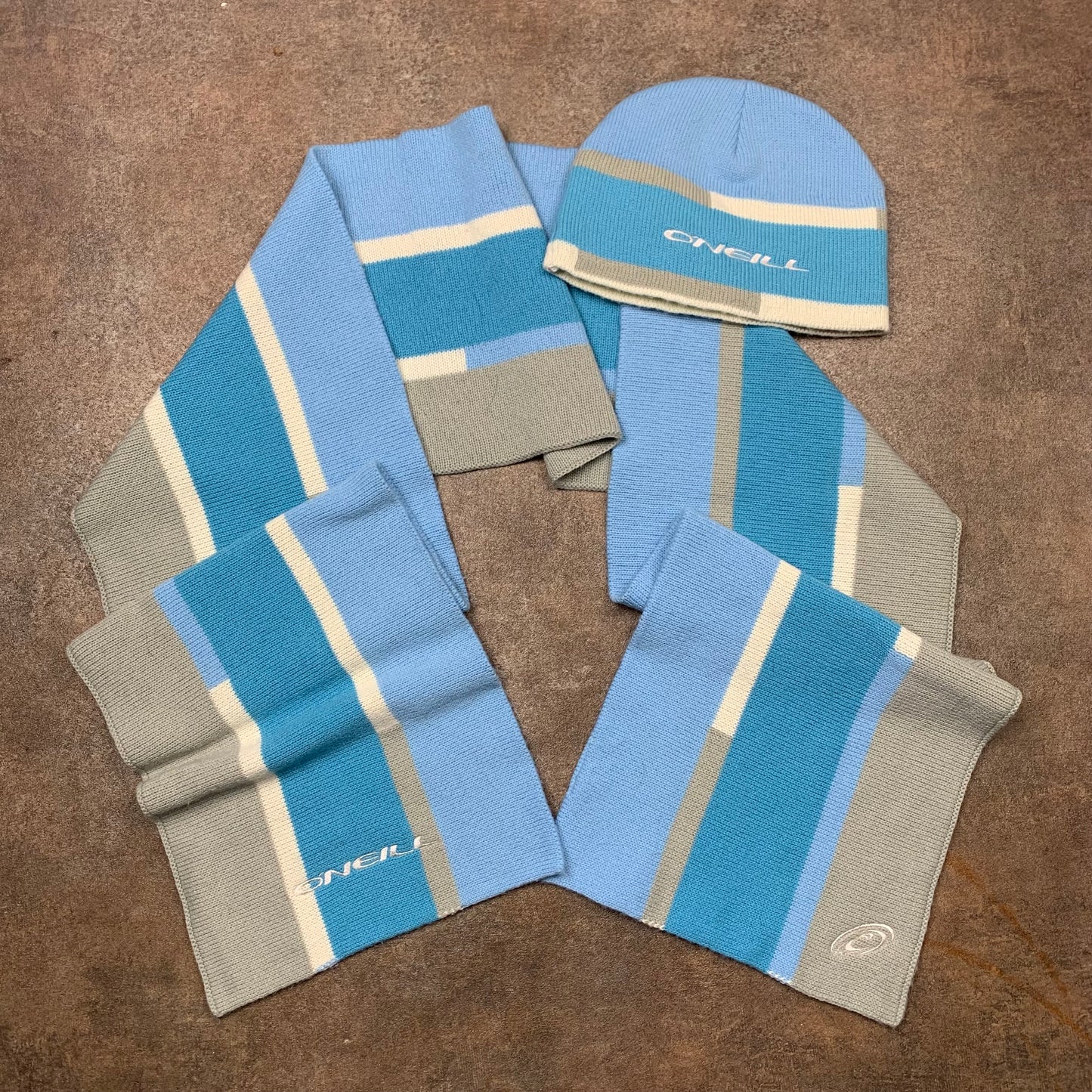 O'Neill Women's 00s scarf and beanie set