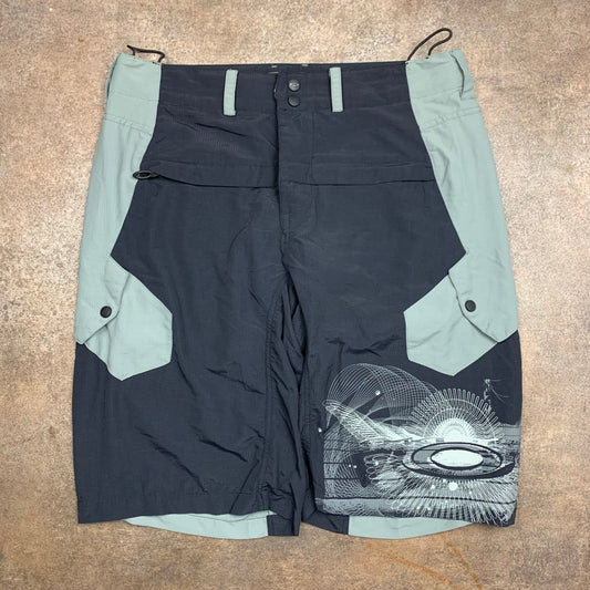 Oakley 00s baggy black grey MTB utilised cargo shorts