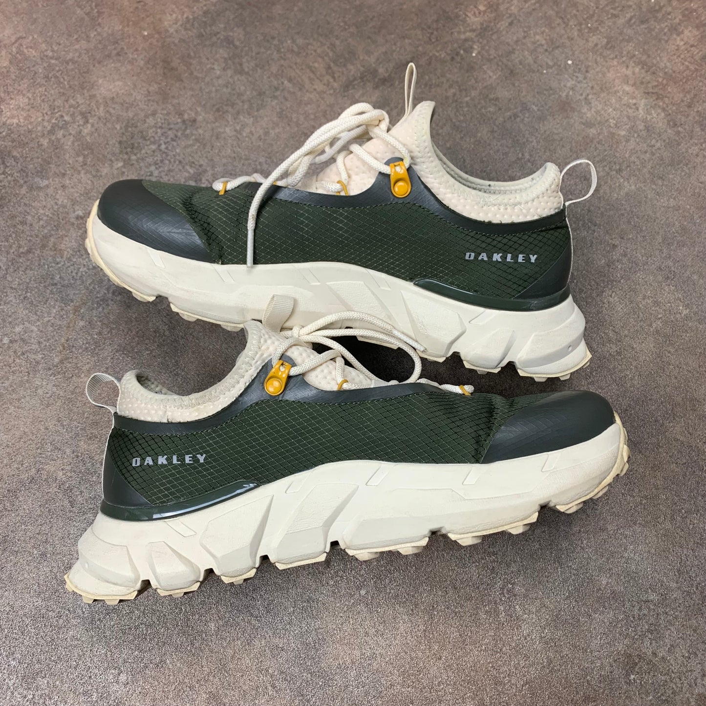 Oakley khaki cream running trainers (7)