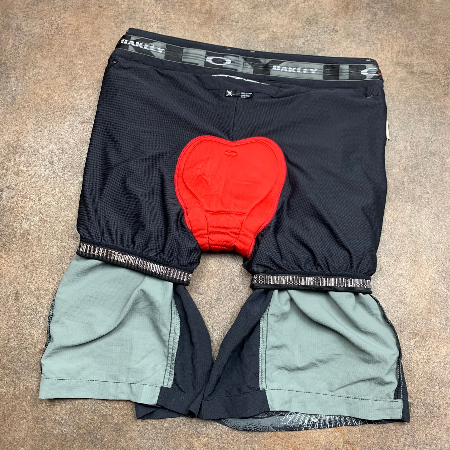 Oakley 00s baggy MTB graphic shorts (L)