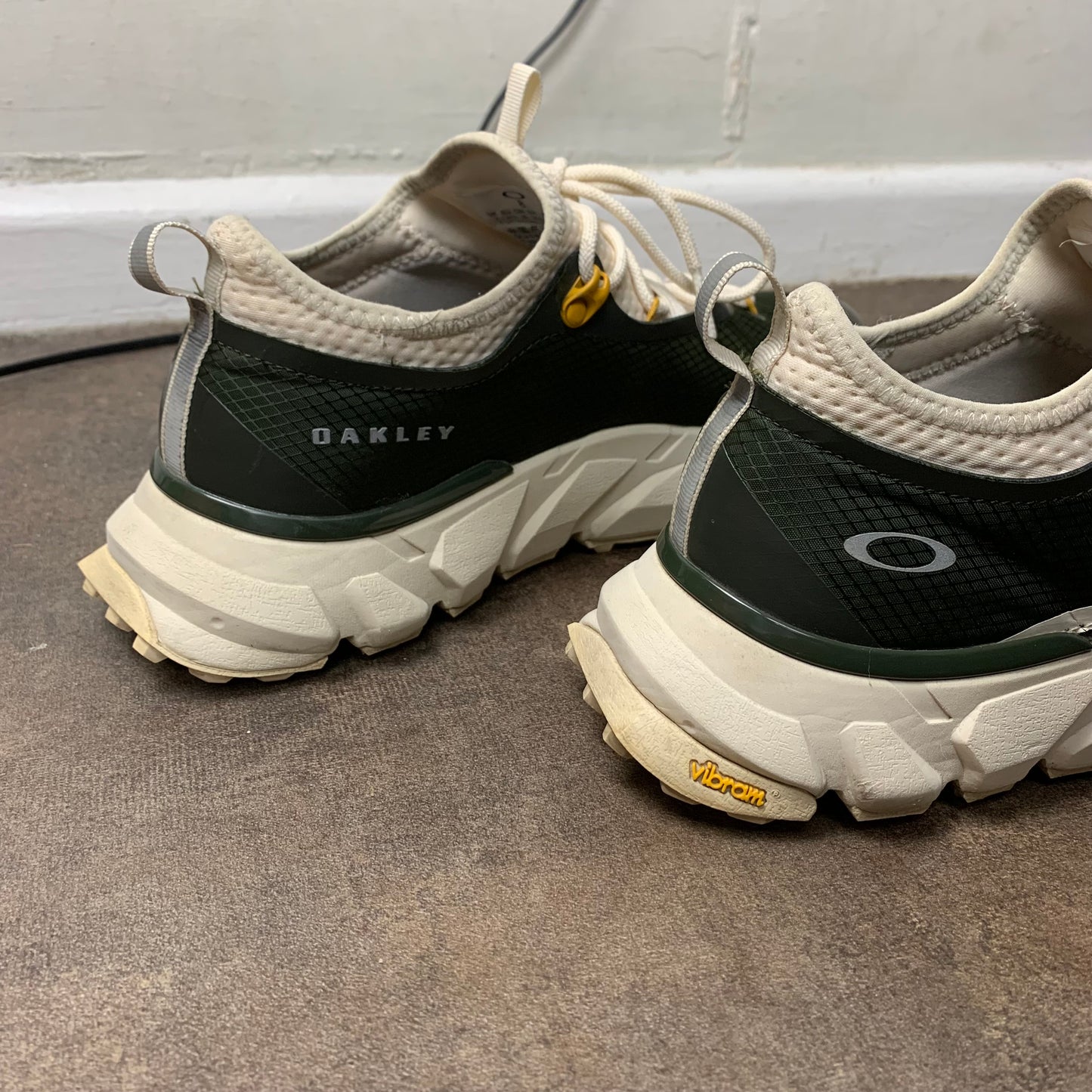 Oakley khaki cream running trainers (7)