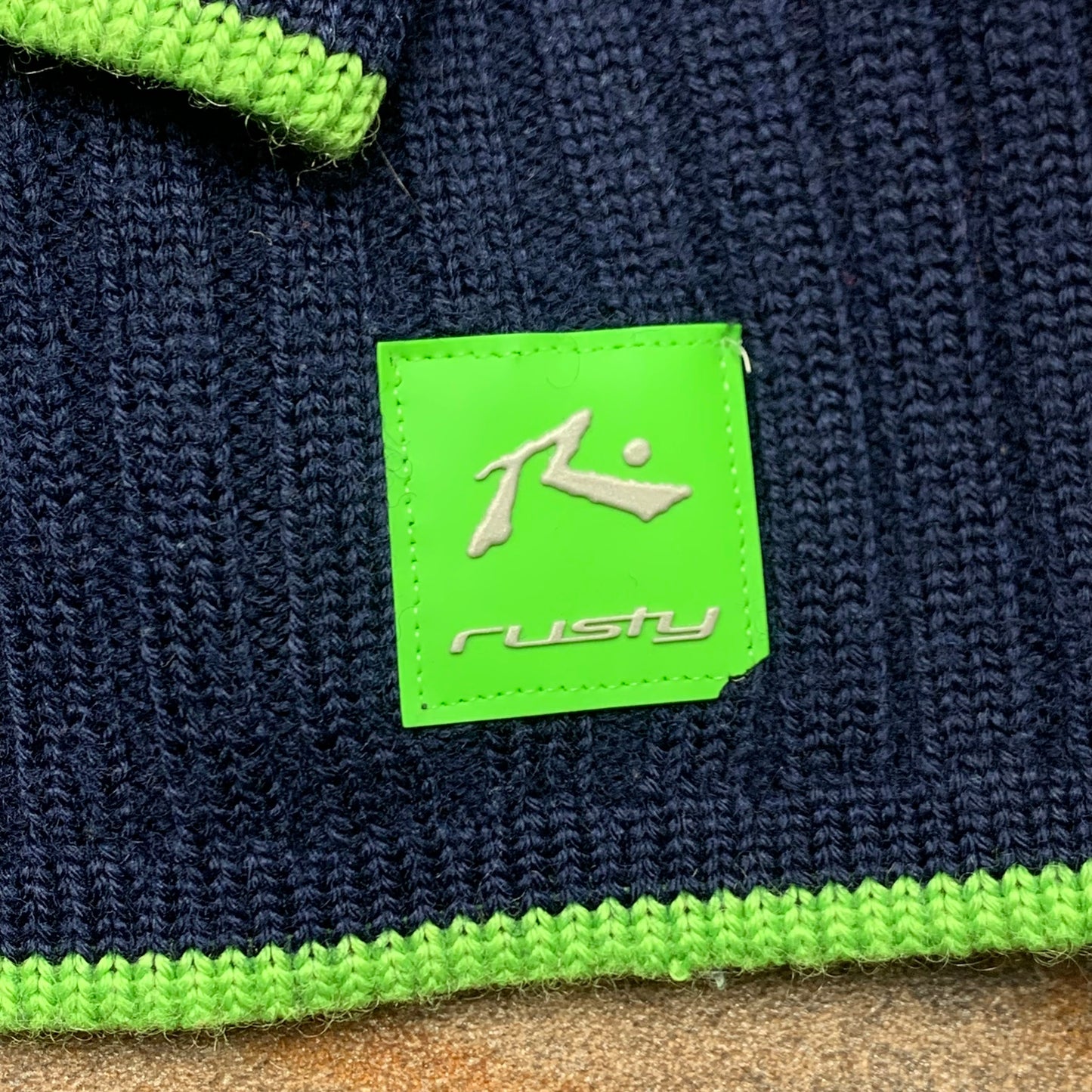 Rusty 00s navy v neck wool jumper (L)