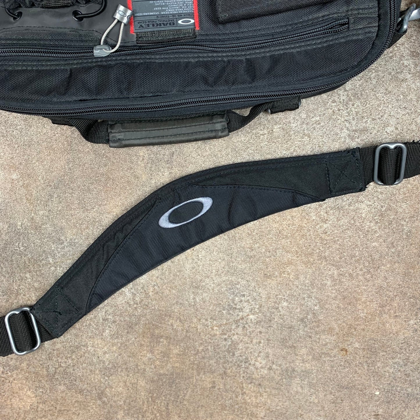 Oakley 00s technical messenger bag