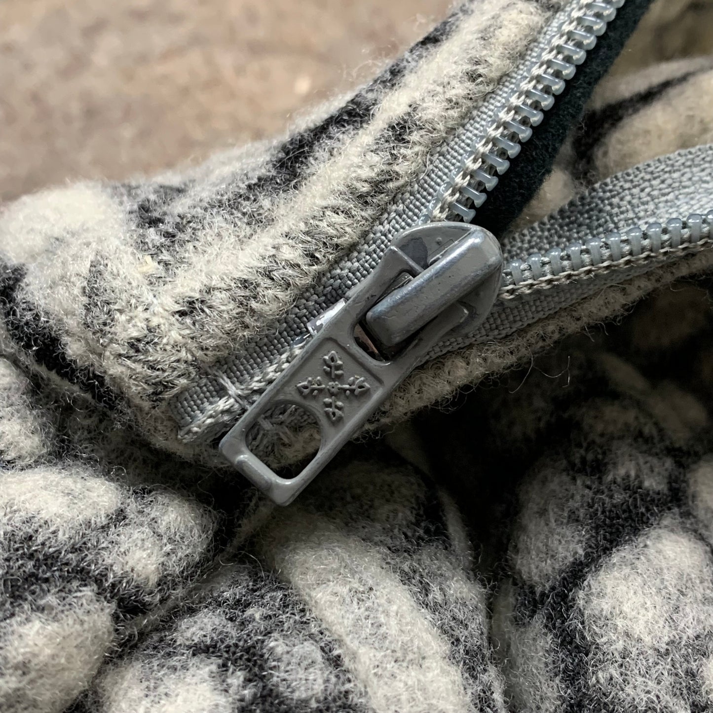 Oxbow 90s shoulder zip graphic knit (XL)