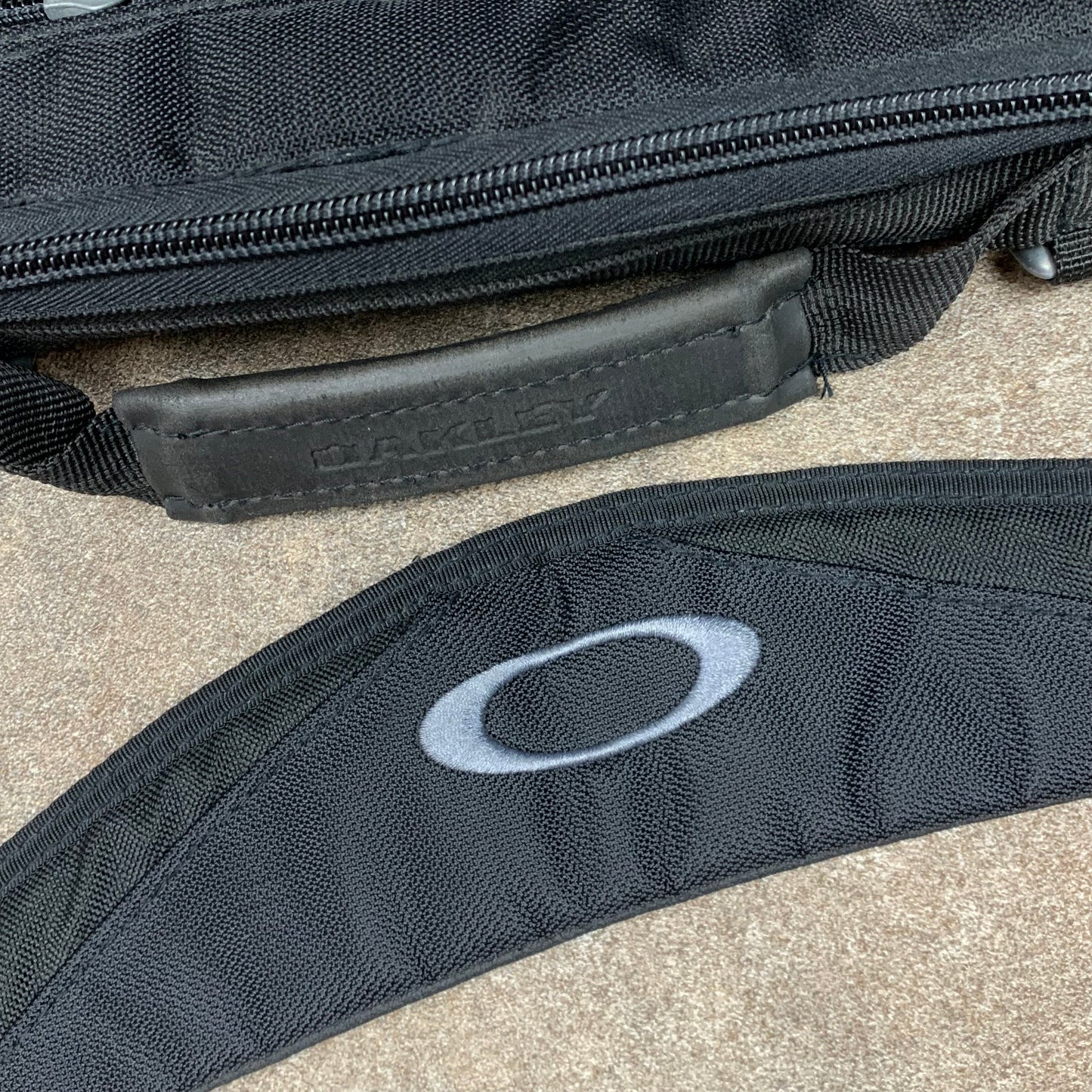 Oakley 00s technical messenger bag
