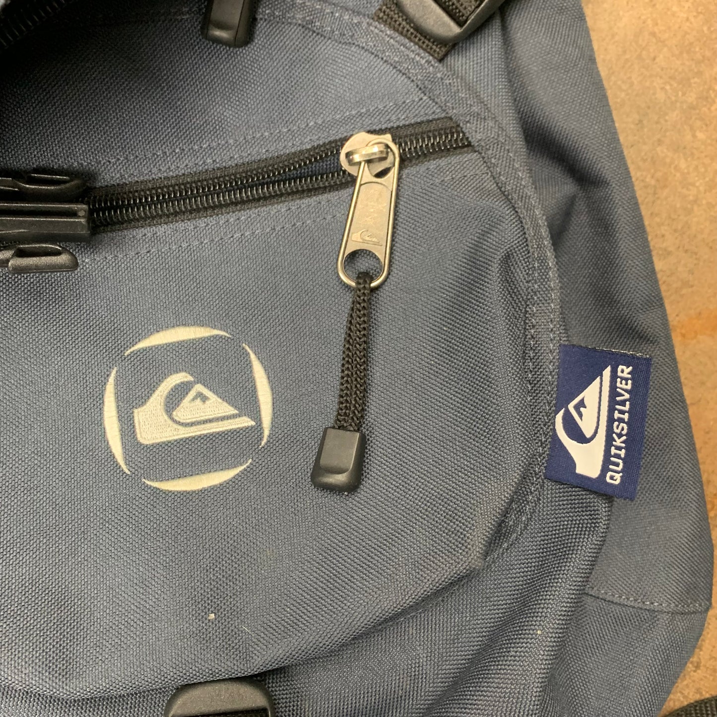 Quiksilver 00s graphic blue sling bag