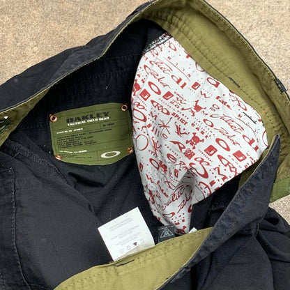 Oakley 00s black baggy graphic cargo jorts