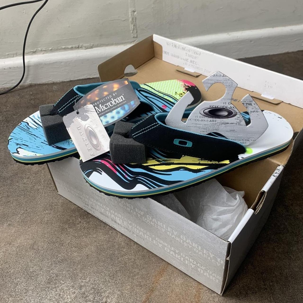 Oakley 00s Canvas graphic flip flops