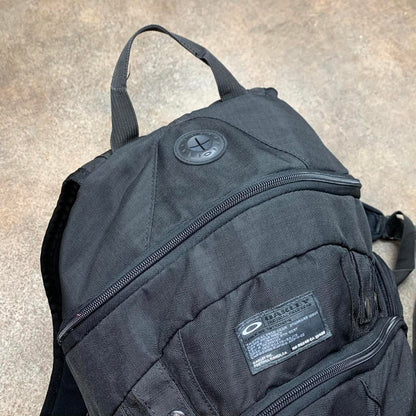 Oakley 00s Planet Pack black backpack
