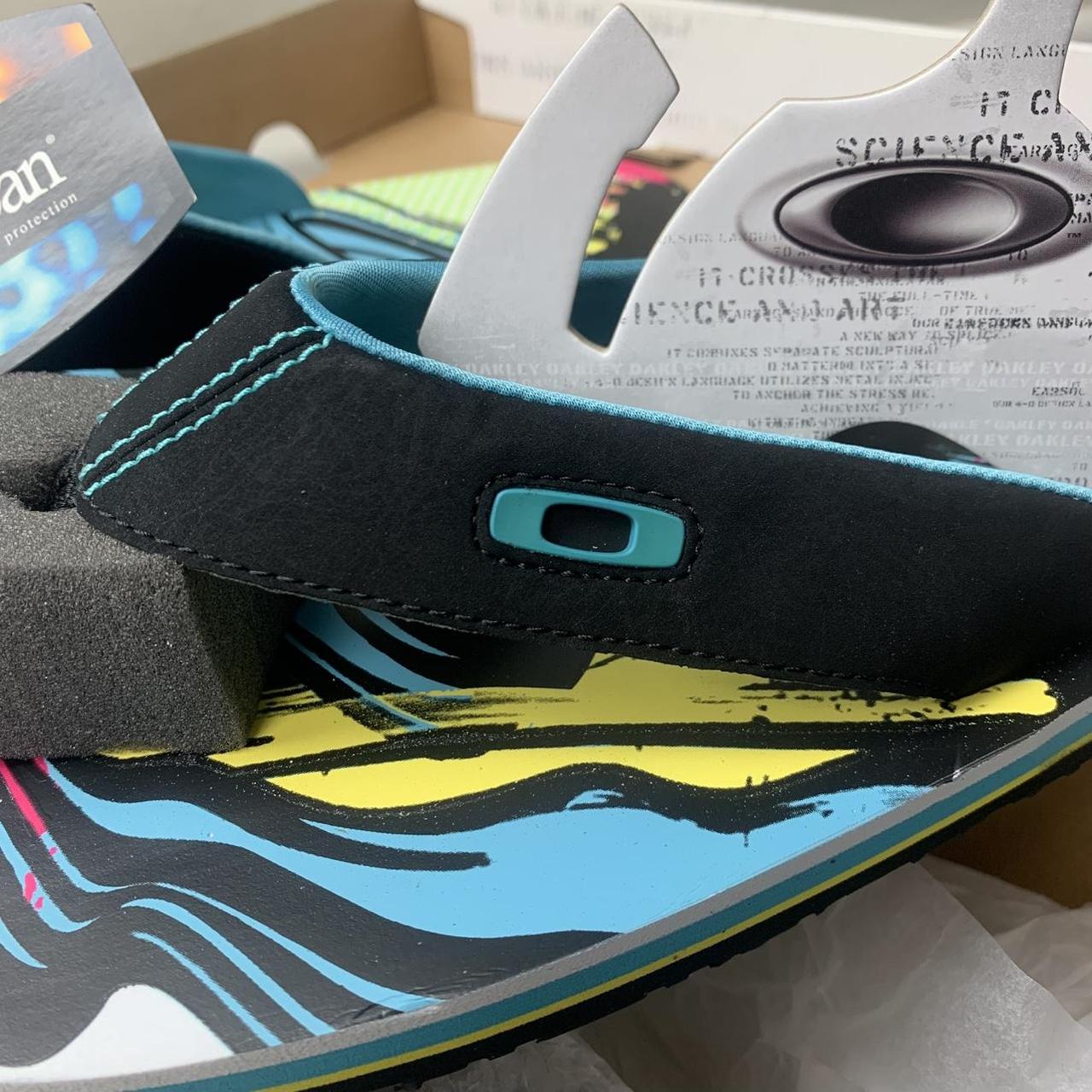 Oakley 00s Canvas graphic flip flops