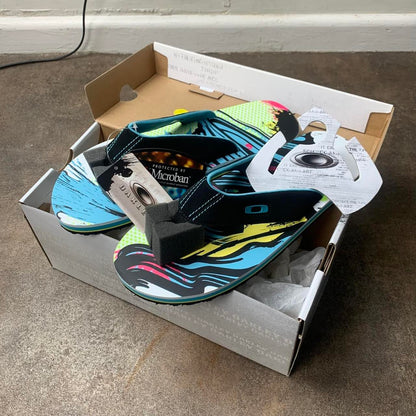 Oakley 00s Canvas graphic flip flops