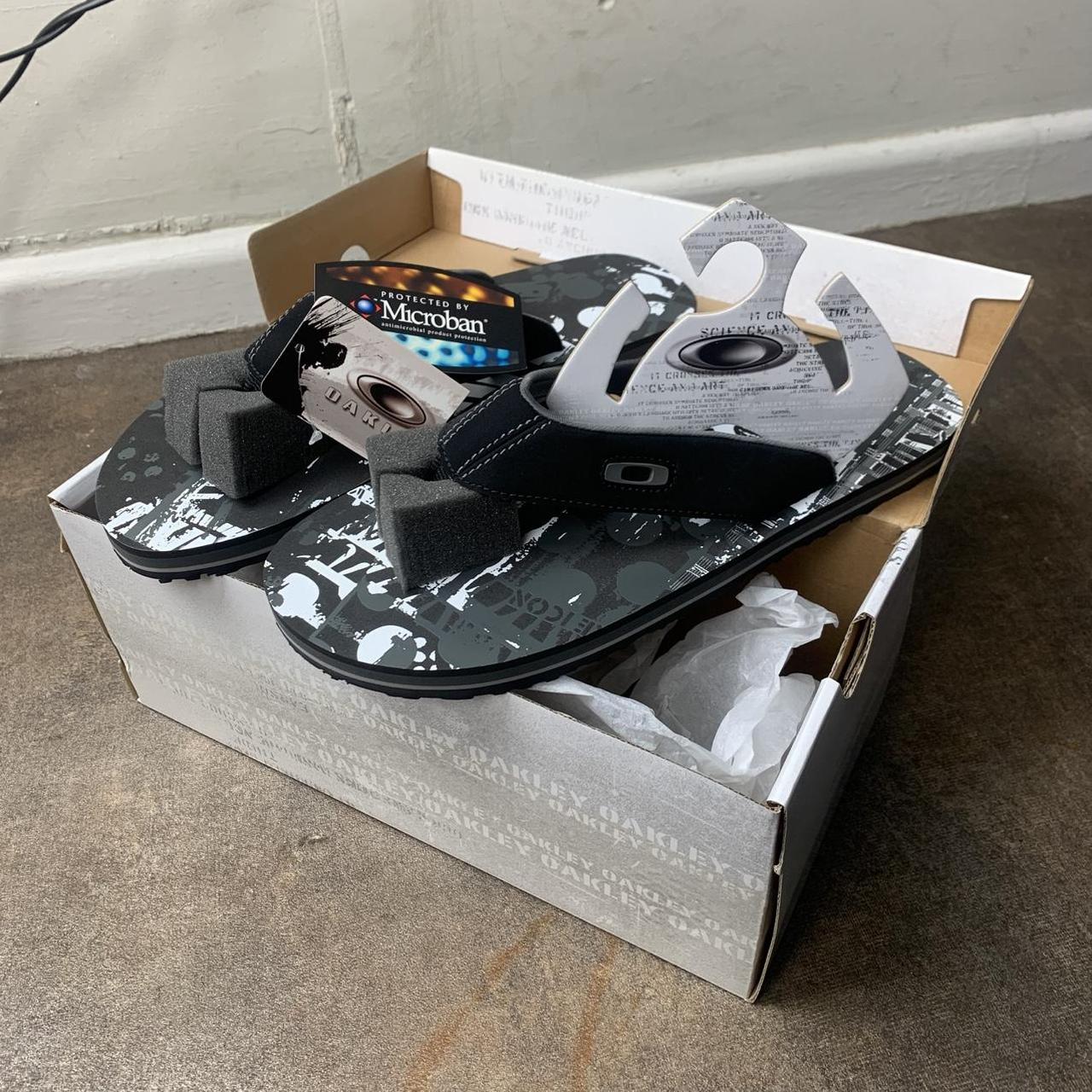 Oakley 00s deadstock black flip flops (9)