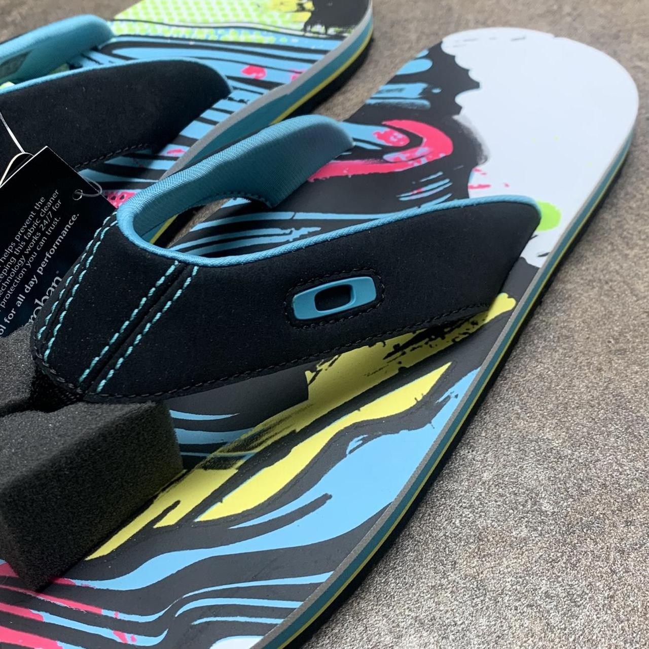 Oakley 00s Canvas graphic flip flops